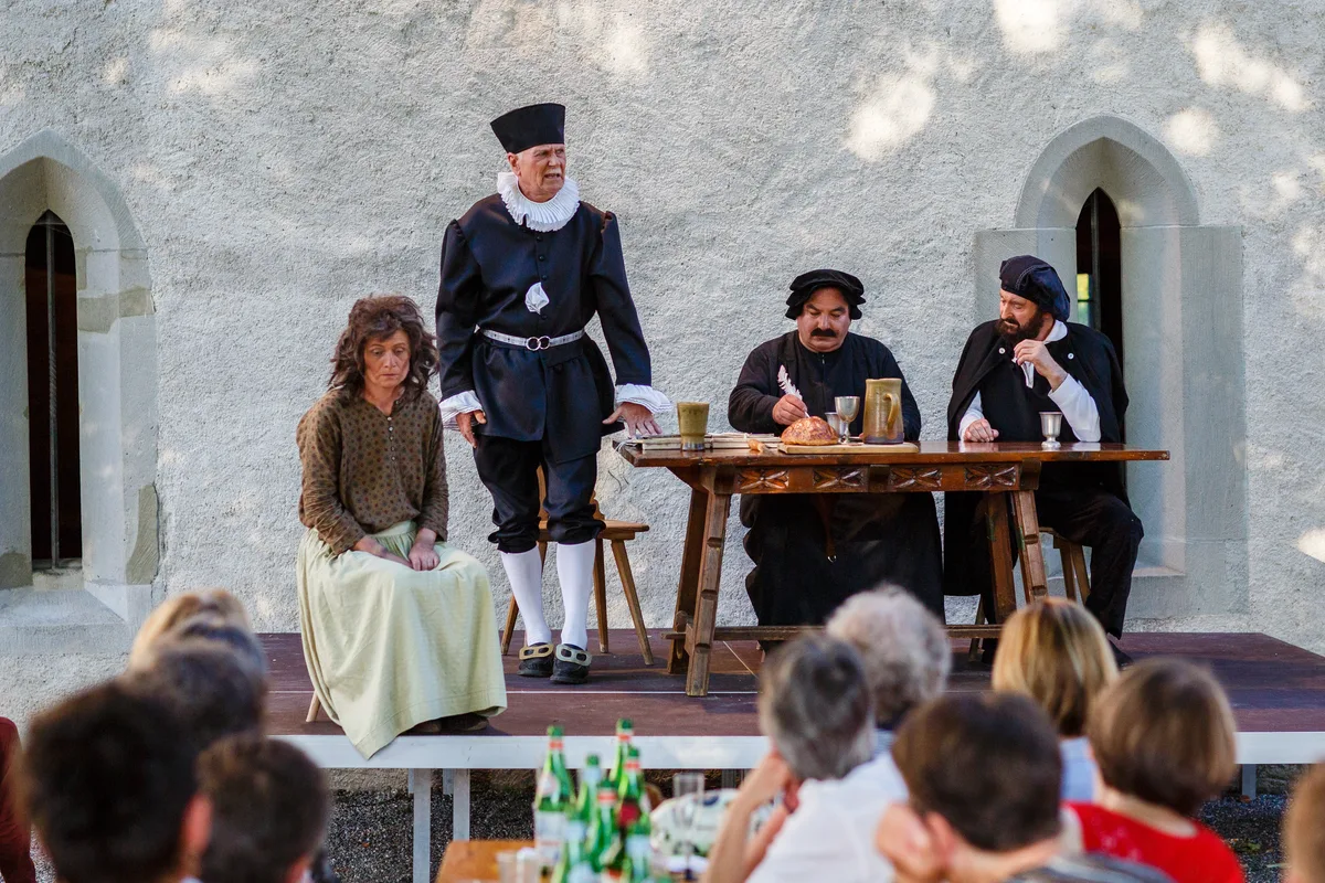 Drei Männer urteilen über eine Frau: Szene aus einem Theaterstück.